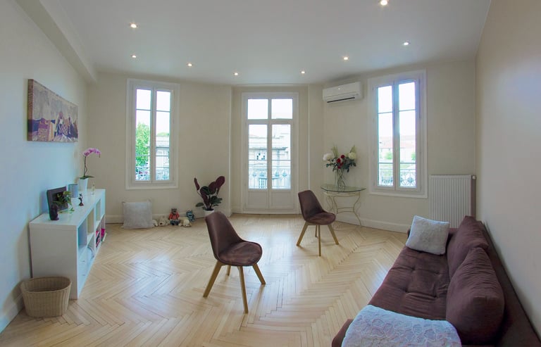 Bureau de consultation avec mobilier contemporain et déco apaisante – Aménagement à Toulon.