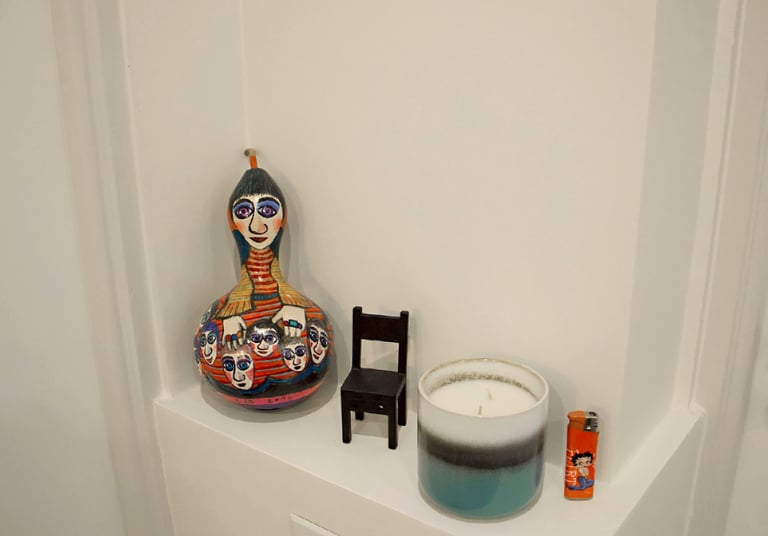 Éléments décoratifs choisis pour un cabinet de psychologie à Toulon : couleurs neutres et mobilier léger