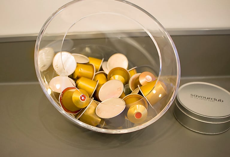 Photo de la coupe en verre design et capsules dorées dans la cuisine, projet d'architecture d'intérieur à Toulon.
