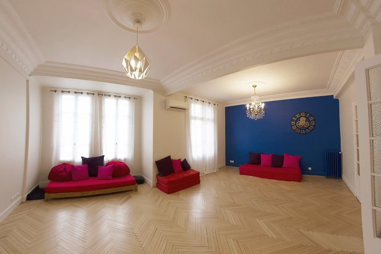 Salle de consultation épurée avec touches de bleu et mobilier minimaliste – Architecture intérieure à Toulon.