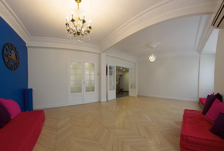 Salle de réunion avec chaises design et décoration sobre – Agencement d’un cabinet à Toulon