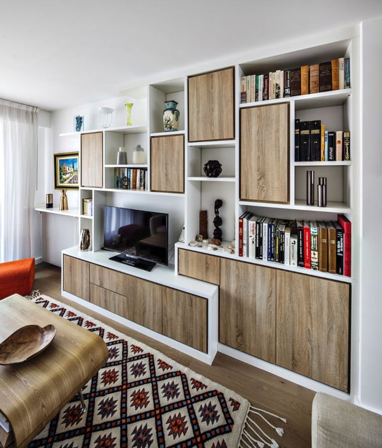 Rangement de salon sur-mesure blanc & bois - Mobilier moderne pour projet VEFA à Saint-Mandrier par architecte d'intérieur Va