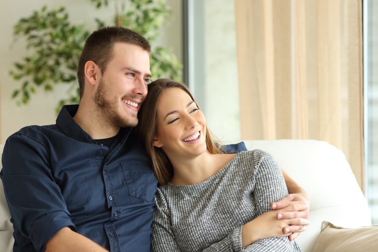 Couple souriant sur balcon Grasse (Photographe immobilier 83).
