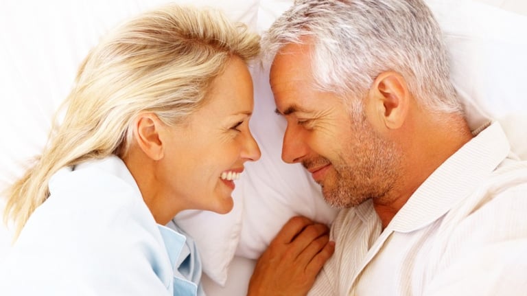 Photo couple dans leur residence neuve Grasse (Photographe 83).