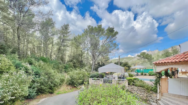 Photographie aérienne d'une villa en Provence Vidéaste immobilier spécialisé drone