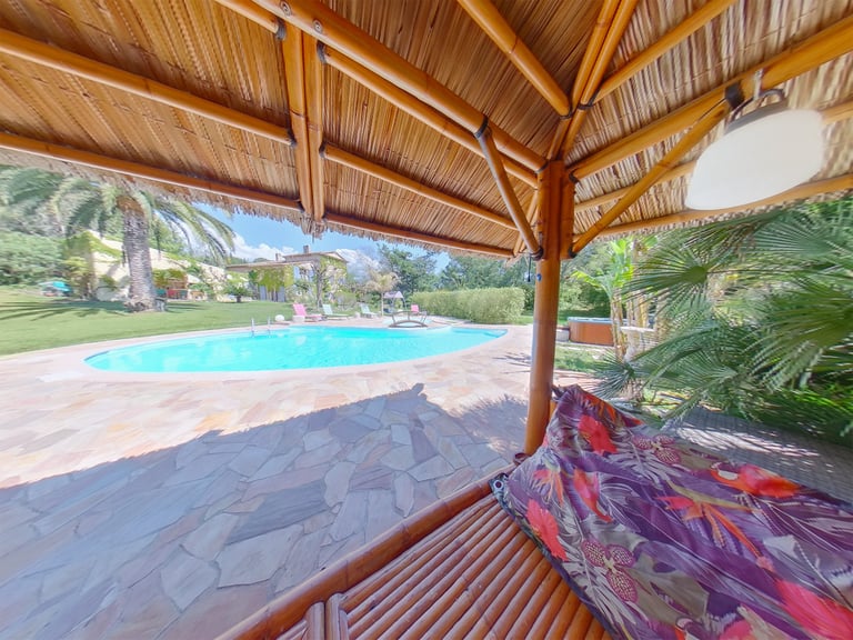Espace convivial piscine spa villa haras Photographe immobilier 83