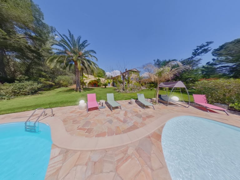 Transats confortables bord piscine villa Photographe immobilier Var
