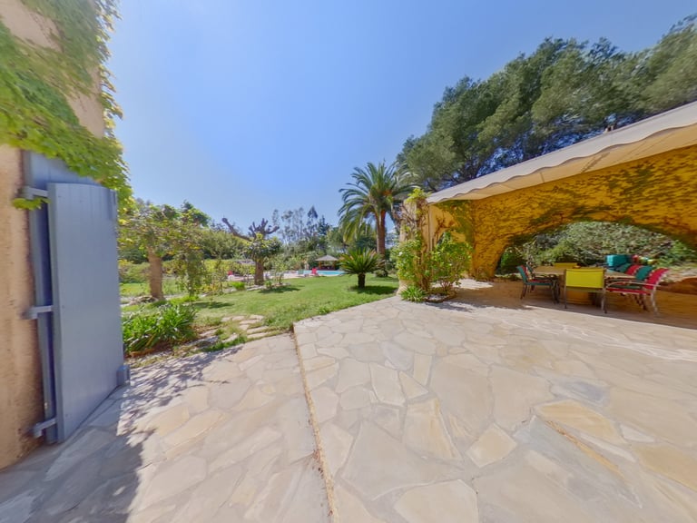 Grande terrasse pergola villa Puget-sur-Argens Photographe immobilier Toulon