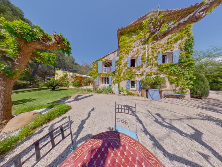 Pergola extérieure conviviale villa haras Photographe immobilier Provence