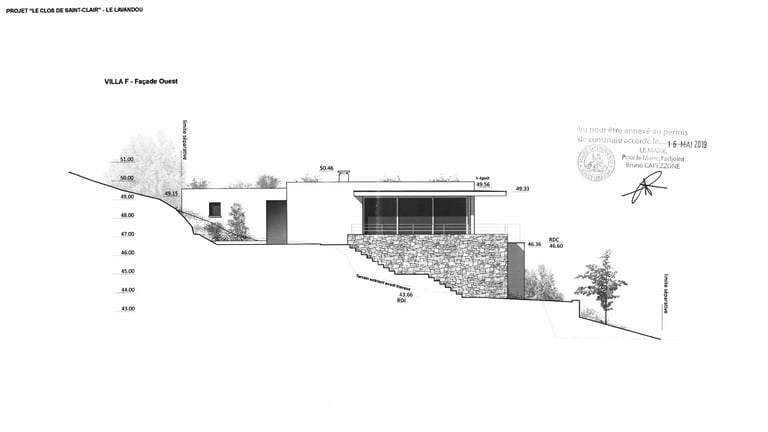 Coupe transversale de la villa F montrant l’intégration dans la topographie du site