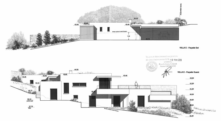 Coupe verticale de la villa E illustrant l’implantation dans la pente du terrain