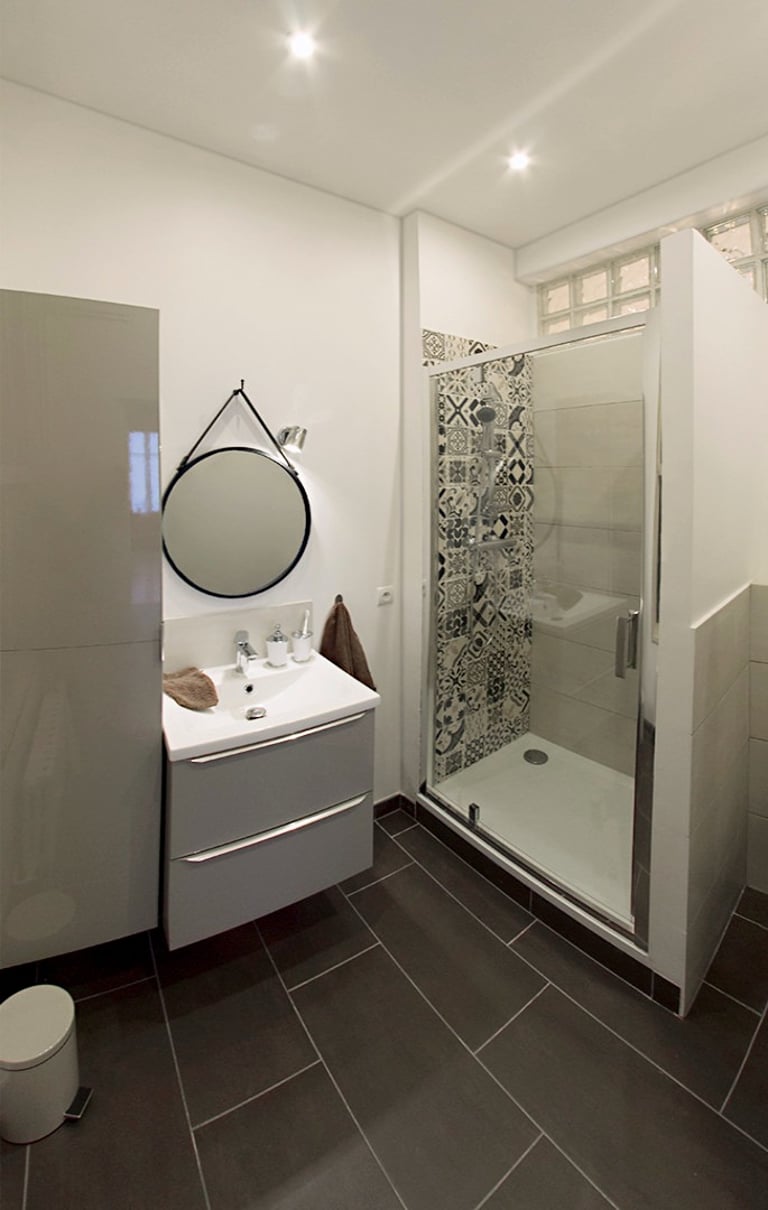 Salle de bain, wc du cabinet de psychologie avec porte en verre, espace épuré – Aménagement sur mesure à Toulon