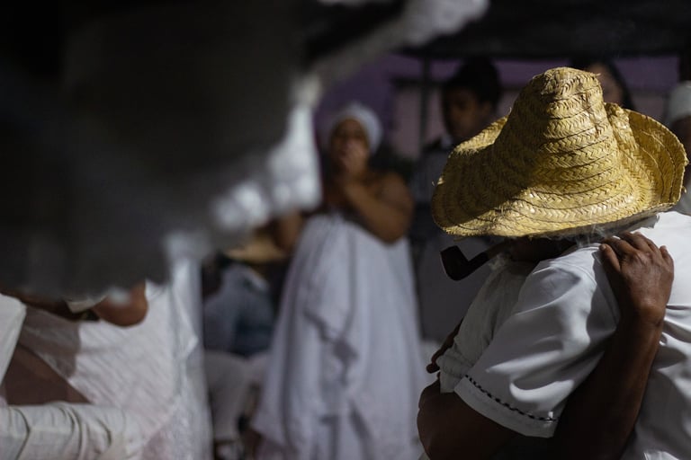 Um Preto Velho, abraçando uma pessoa