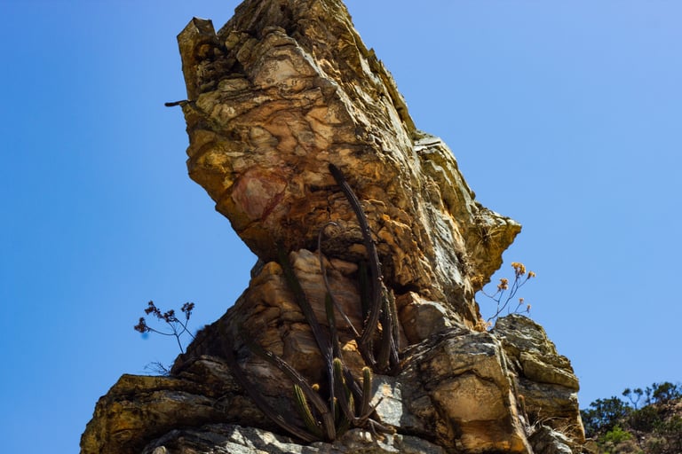 Paisagem, com uma pedra no formato de uma machado em foco