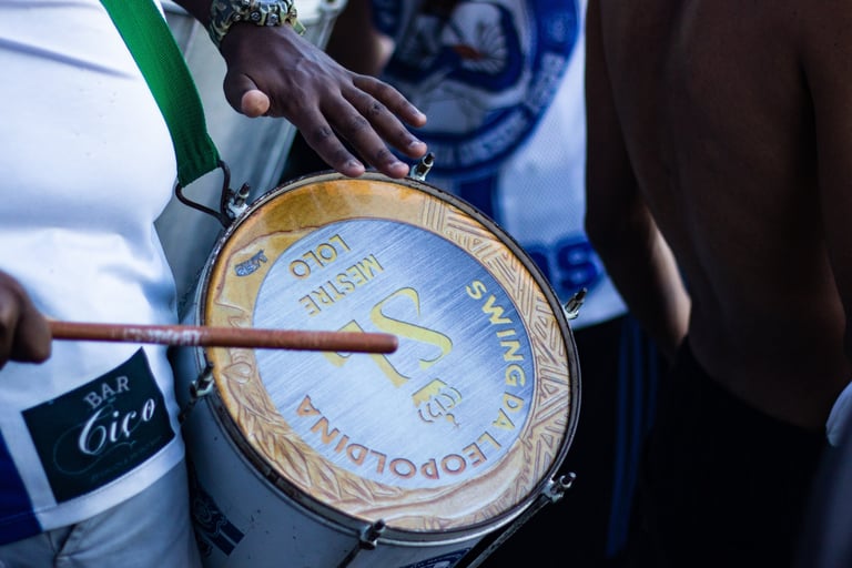Torcida vibrando pelo seu time durante a partida, com foco na bateria da torcida