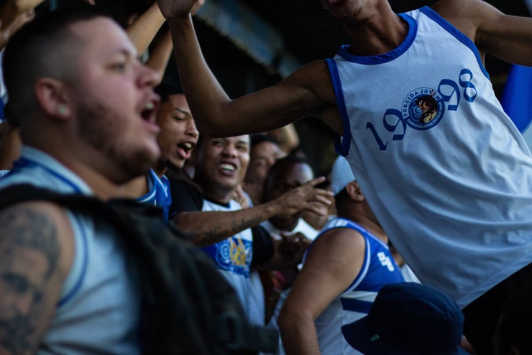 Torcida vibrando pelo seu time durante a partida