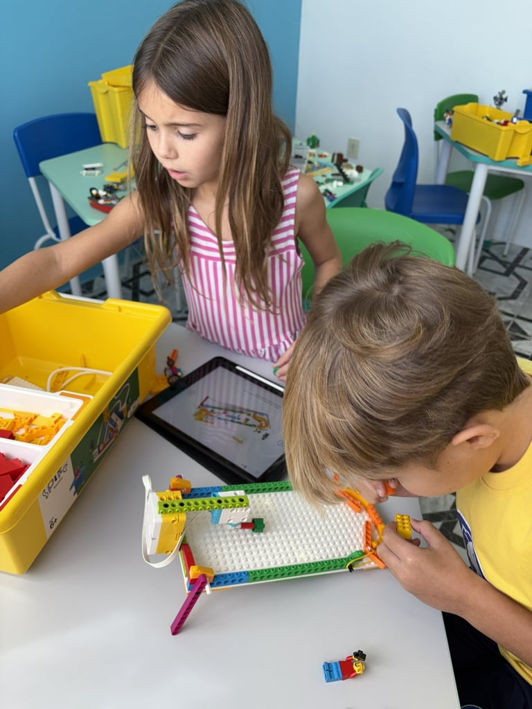 Alunos da Good Inventor em aula de robótica