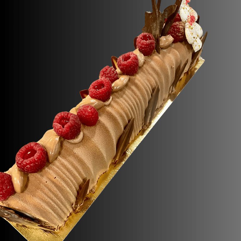 Bûche de noël Framboise Chocolat / Pâtisserie / Charolles 