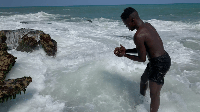 "THIS JUNGO LIFE" takes us inside the lives of young refugees and asylum seekers from Sudan, living on the streets of Morocco