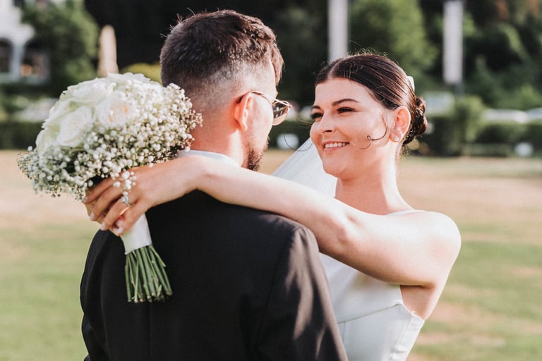 Couple de mariés en face du château du lac à Genval