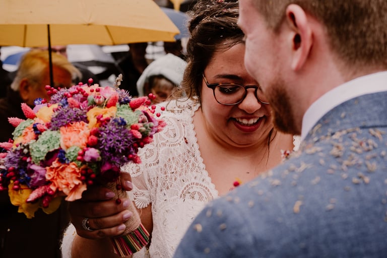 Mariée tenant son bouquet à la sortie de l'église