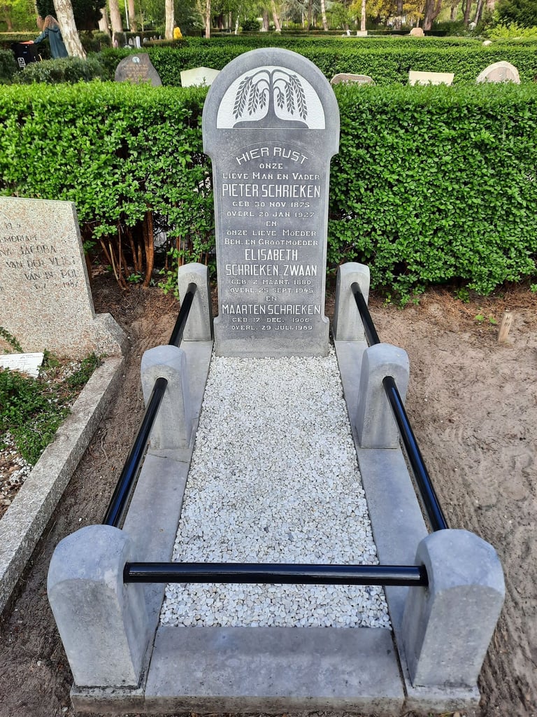 Een opgeknapt grafmonument uit Den Helder krijgt weer een verzorgde uitstraling  