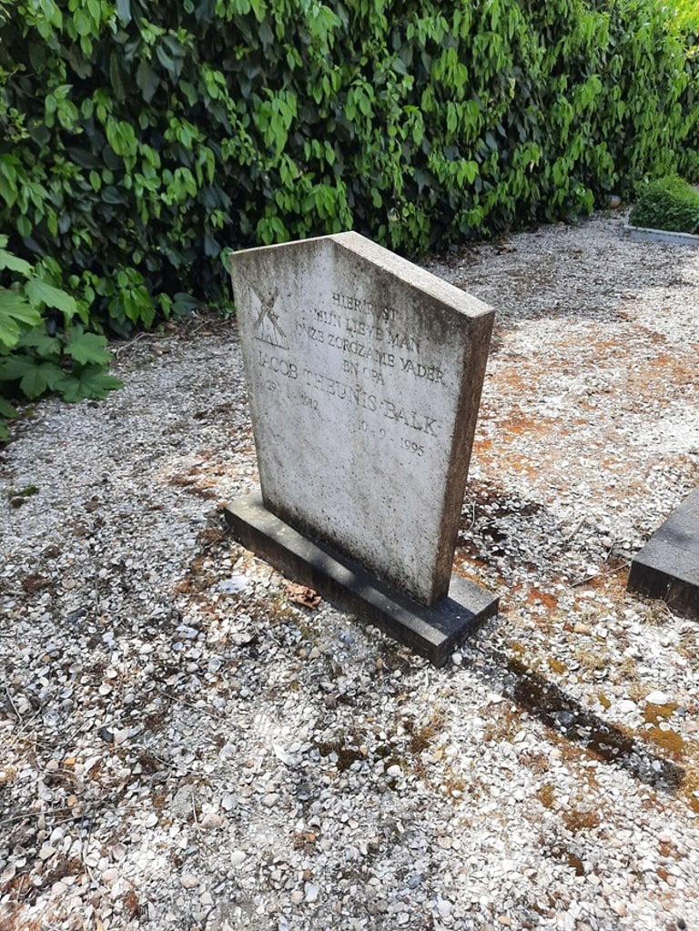 een grafmonument verontreinigd uit West-Friesland