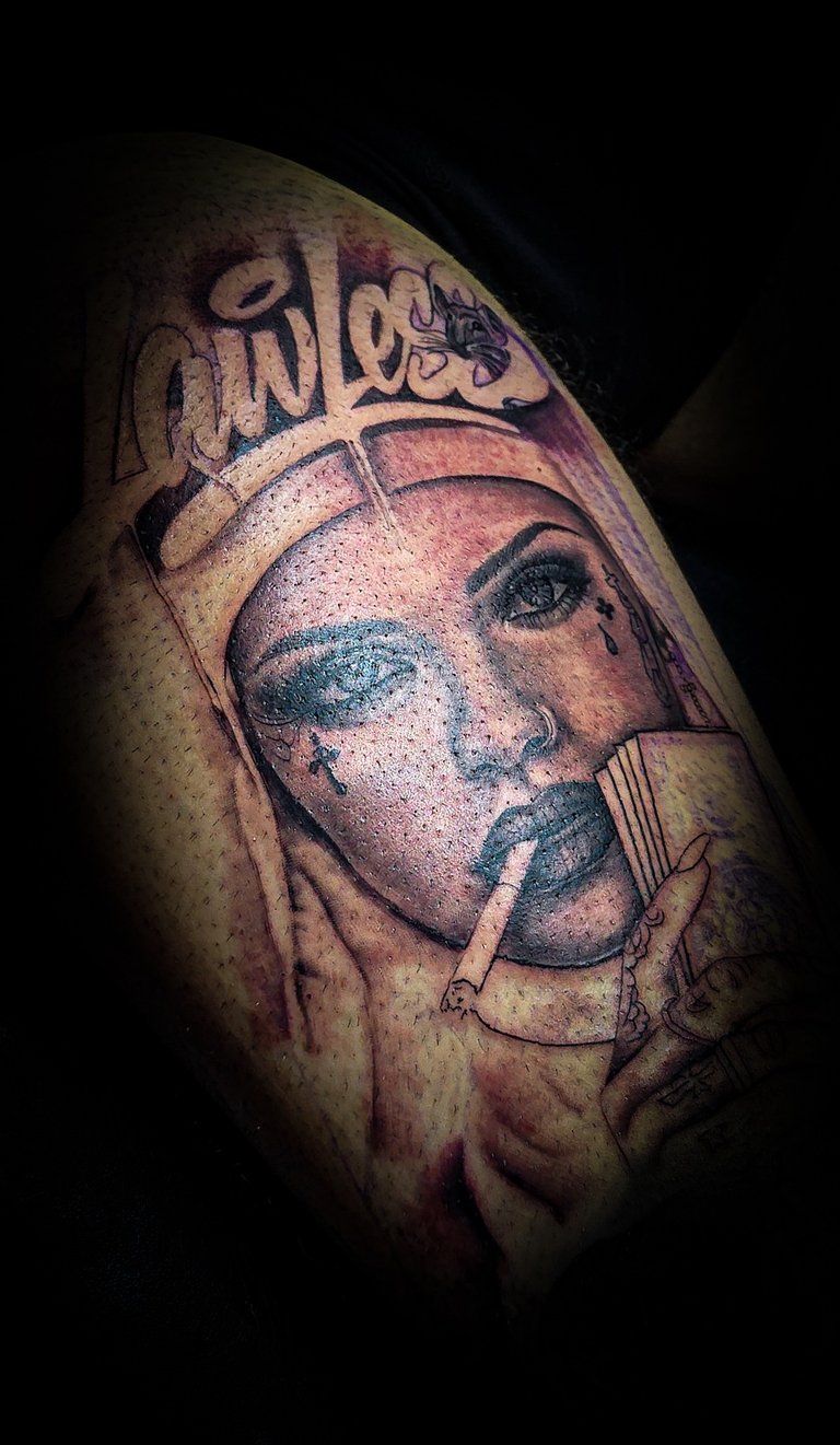 Visage réaliste fait à genappe tatouage