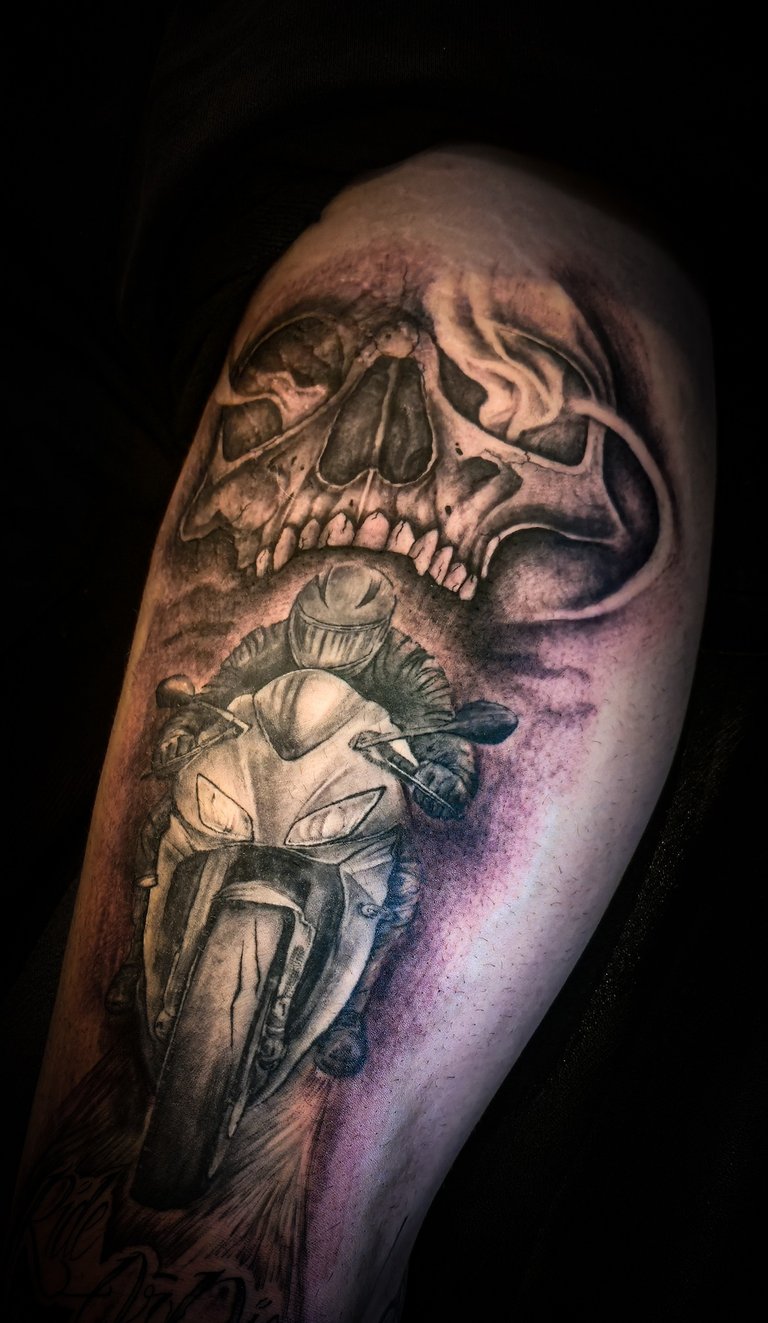 Tatouage moto réaliste noir et gris 