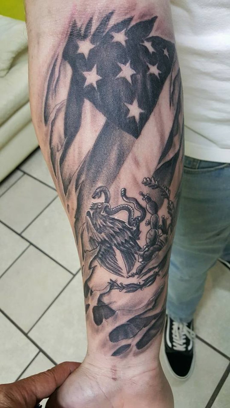 Tatuaje profesional detallado estilo realismo de bandera USA y México Detroit Aztec Tatto Leon Guanajuato
