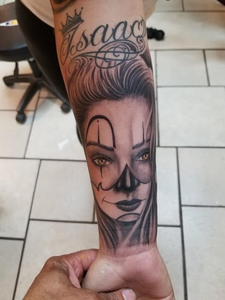 Tatuaje profesional detallado estilo realismo de una mujer con maquillaje de payaso Detroit Aztec Tatto Leon Guanajuato