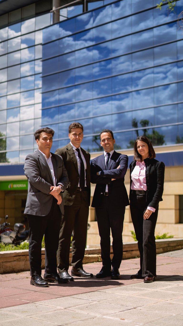 Equipo de Supralaboris Abogados Laboralistas respaldando a DelaVilla Laboral