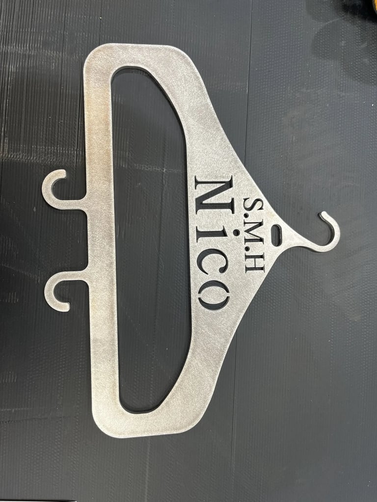 Pièce unique d'un cintre personnalisé avec découpe laser