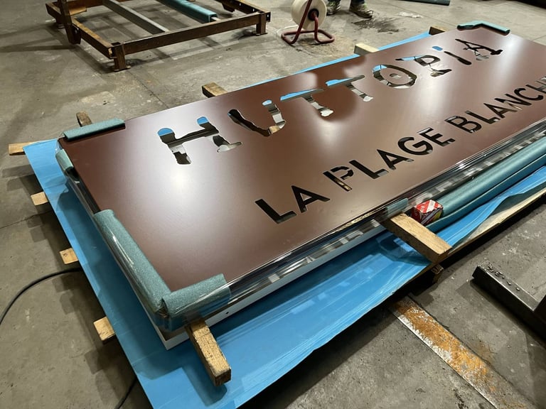 Enseigne de camping réalisée en tôle découpée au laser