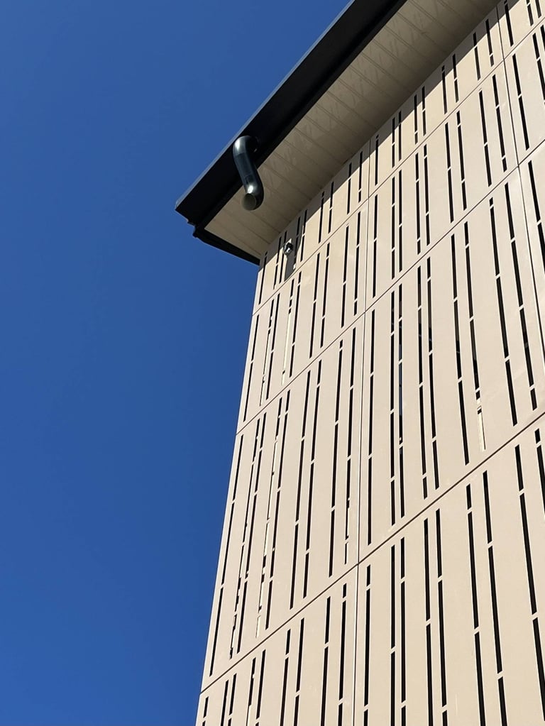 Façade réalisée à partir de tôles découpées au laser pour un projet architectural