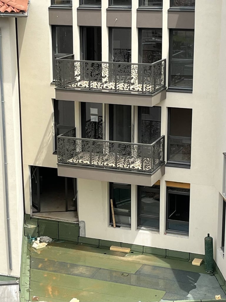 Garde-corps de balcons en métal découpé au laser – installation sur immeuble
