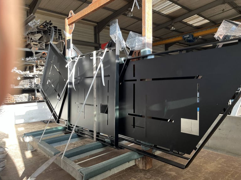 Grand portail/garde-corps noir fabriqué en métal découpé au laser – pièce industrielle