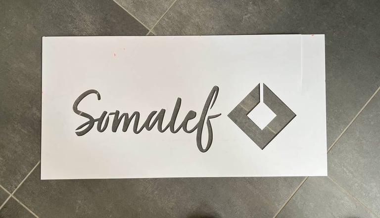 Logo Somalef découpé au laser dans un panneau métallique