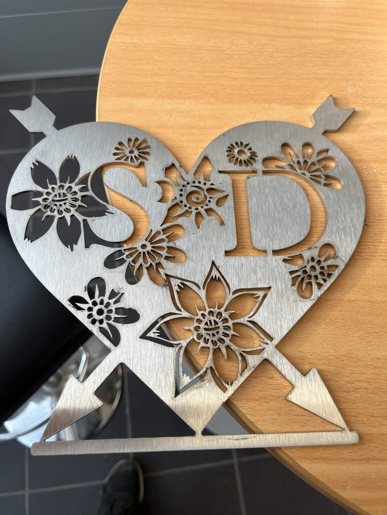 Découpe personnalisée d'un coeur avec initiales pour un mariage