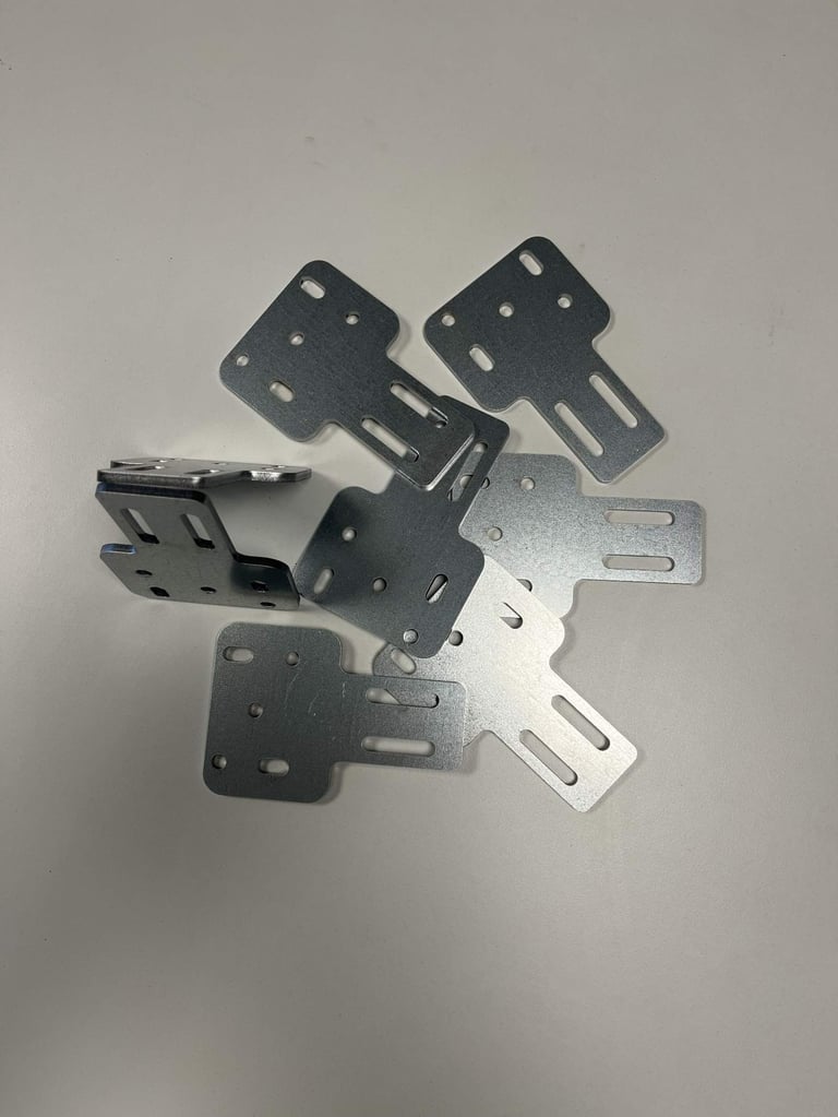 Petites équerres métalliques découpées au laser – pièces techniques industrielles