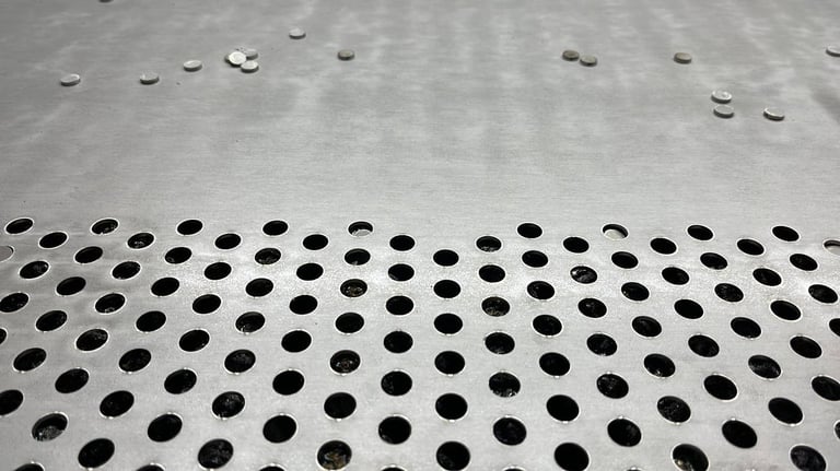 Tôle perforée en acier – motif rond régulier obtenu par découpe laser