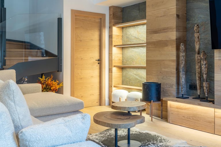 diseñadora de interiores en Val d’Aran salón con materiales naturales y diseño cálido y funcional