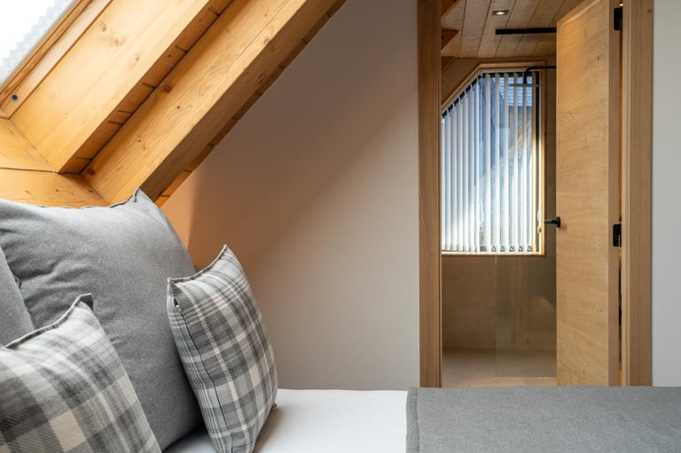diseñadora de interiores en Val d’Aran dormitorio con madera natural y diseño acogedor en vivienda d