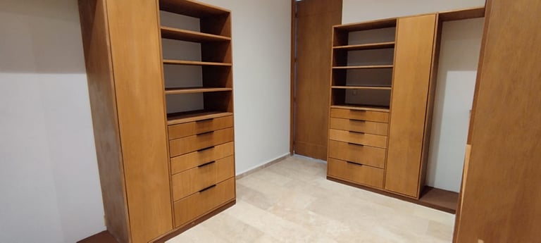 Closet de madera a medida con acabados finos en Mérida