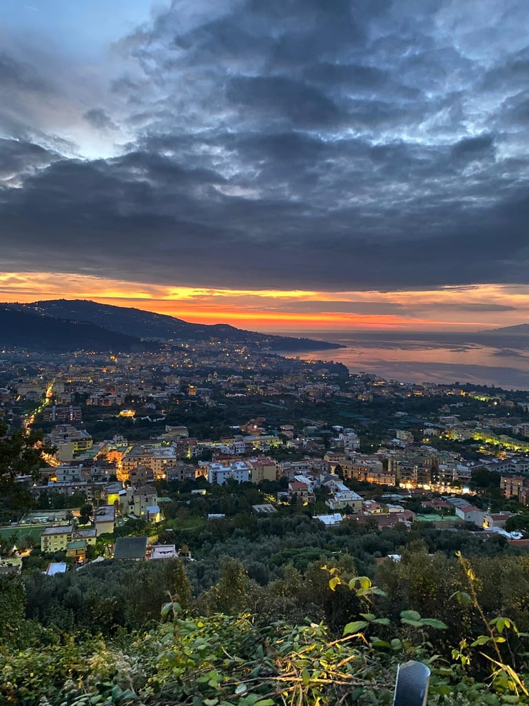 sunset-sorrento-edifici-nuvole-montagne-mare-colori