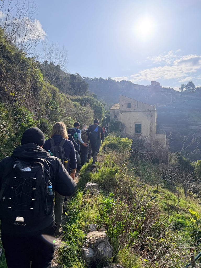 escursionisti-in-trekking-gruppo-costiera-amalfitana