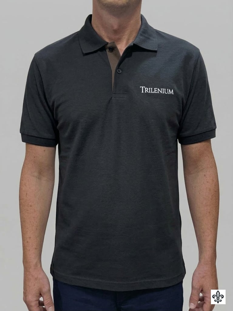 Un hombre que lleva una camisa polo de piqué de manga corta de color gris carbón laboral con logo