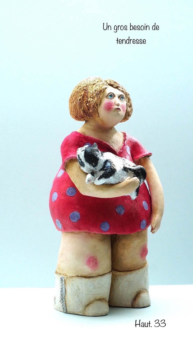 sculpture terre femme robe rouge bottes blanches tenant chat noir et blanc intitulée Un gros besoin de tendresse