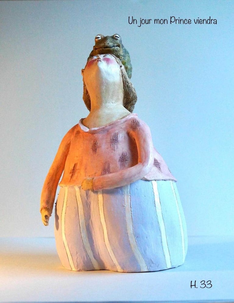 sculpture terre petite femme corsage rose crapaud tête intitulée Un jour mon Prince viendra