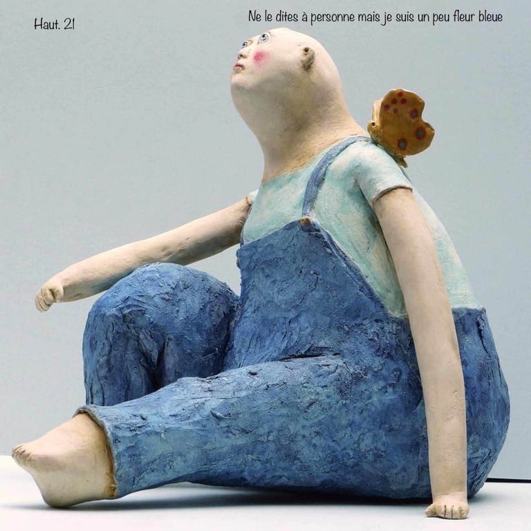 sculpture terre homme salopette bleue papillon épaule intitulée Ne le dites à personne mais je suis un peu fleur bleue